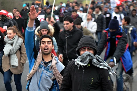 Người di cư trong một cuộc tuần hành ở Calais hôm 23/1. (Nguồn: AFP)