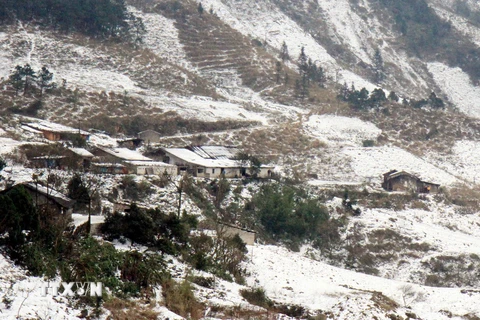 Băng tuyết rơi trên các sườn núi tại Khu du lịch Mẫu Sơn, Lạng Sơn. (Ảnh: Thái Thuần/TTXVN)
