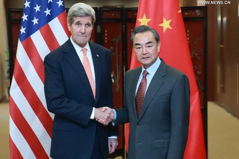Bộ trưởng Ngoại giao Trung Quốc Vương Nghị đón, hội đàm với người đồng cấp Mỹ John Kerry. (Nguồn: THX)