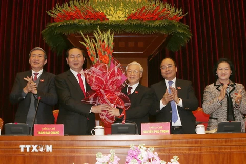 Các đại biểu Hội nghị lần thứ nhất Ban Chấp hành Trung ương Đảng khoá XII chúc mừng đồng chí Nguyễn Phú Trọng được tín nhiệm bầu làm Tổng Bí thư. (Nguồn: TTXVN) 