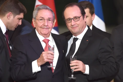 Tổng thống Pháp Francois Hollande (phải) và Chủ tịch Cuba Raul Castro (trái) tại tiệc chiêu đãi ở điện Elysee, ngày 1/2. (Nguồn: AFP) 