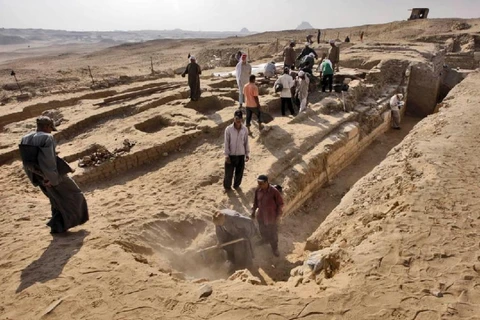 Các nhà khảo cổ khai quật một ngôi mộ cổ 4.000 năm tuổi được phát hiện ở Abusir, ngoại ô thủ đô Ai Cập, (Nguồn: AFP).