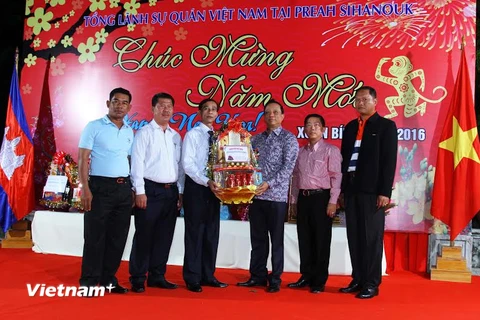 Đại tướng Teng Suon, Phó Tổng thư ký Ủy ban Quốc gia an ninh Biển Campuchia (thứ ba từ phải sang) tặng quà chúc Tết Tổng lãnh sự Đỗ Sỹ Kiều (thứ 3 từ trái sang). (Ảnh: Xuân Khu/Vietnam+)