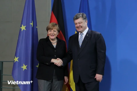 Thủ tướng Đức Angela Merkel và Tổng thống Ukraine Petro Poroshenko. (Ảnh: Mạnh Hùng/Vietnam+)