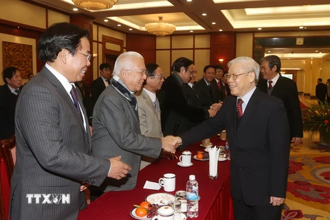 Tổng Bí thư Nguyễn Phú Trọng bắt tay các đại biểu. (Ảnh: Trí Dũng/TTXVN)