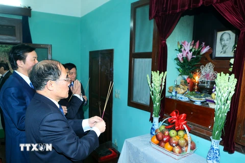 Chủ tịch Quốc hội Nguyễn Sinh Hùng dâng hương tưởng niệm Bác Hồ tại Nhà 67 ở Khu di tích Chủ tịch Hồ Chí Minh trong Phủ Chủ tịch. (Ảnh: Nhan Sáng/TTXVN)