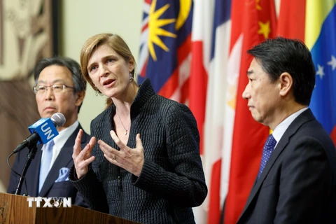 Đại diện thường trực của Mỹ tại Liên hợp quốc Samantha Power (giữa) phát biểu sau phiên họp của Hội đồng Bảo an về vụ phóng tên lửa của Triều Tiên ngày 7/2. (Nguồn: THX/ TTXVN)