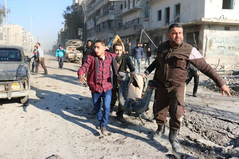 Vận chuyển thi thể một nạn nhân bị thiệt mạng trong vùng chiến sự ở Aleppo, ngày 8/2. (Nguồn: AFP)