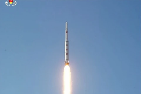 Tên lửa mang theo vệ tinh Kwangmyongsong-4 được phóng lên ngày 7/2. (Nguồn: YONHAP/TTXVN)