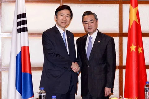Ngoại trưởng Yun Byung-se gặp người đồng cấp Trung Quốc Vương Nghị hồi tháng Tám năm 2015. (Nguồn: fmprc.gov.cn)