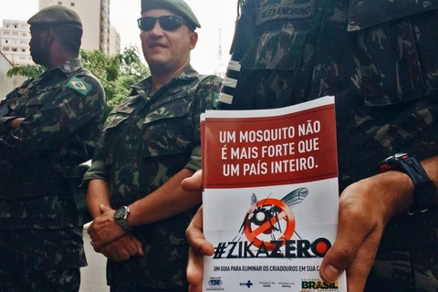 Binh sỹ Brazil tham gia phát tờ rơi tuyên truyền diệt muỗi phòng chống virus Zika. (Nguồn: pri.org)