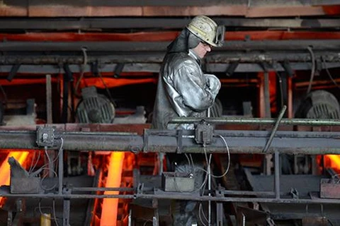 Một công nhân làm việc trong nhà máy thép của công ty Arcelor Mittal ở Hamburg, Đức. (Nguồn: Reuters).
