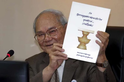 Ông Meechai Ruchupan, Chủ tịch Ủy ban soạn thảo Hiến pháp Thái Lan công bố dự thảo Hiến pháp hôm 29/1. (Nguồn: Reuters)