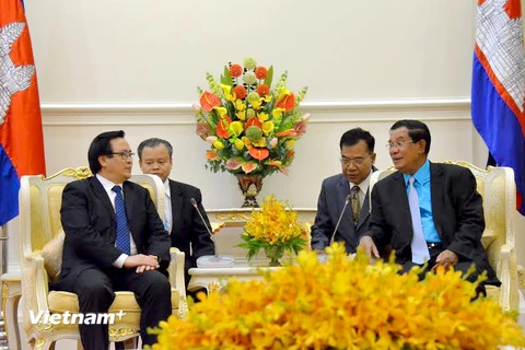 Chủ tịch CPP, Thủ tướng Campuchia Hun Sen tiếp ông Hoàng Bình Quân, Đặc Phái viên của Tổng Bí thư. (Ảnh: Xuân Khu/Vietnam+)