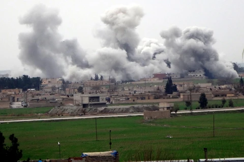 Cột khói bốc lên từ một khu dân cư ở thành phố Tel Abyad, Syria trong thời gian thực thi lệnh ngừng bắn, ngày 27/2. (Nguồn: AFP)