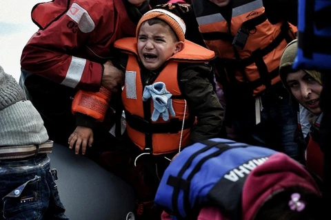 Một trẻ em nhập cư được đưa lên đảo Lesbos, Hy Lạp. (Nguồn: AFP)