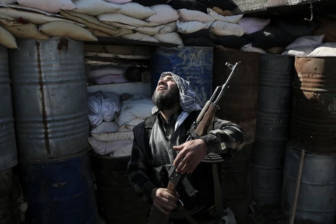 Một tay súng nổi dậy ở ngoại ô Damascus, Syria, ngày 26/2. (Nguồn: AFP)