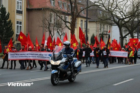Đoàn tuần hành phản đối Trung Quốc gây căng thẳng ở Biển Đông của người Việt tại Đức. (Ảnh: Nguyễn Đức/Vietnam+)