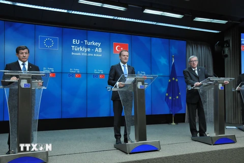 Từ trái qua: Thủ tướng Thổ Nhĩ Kỳ Ahmet Davutoglu, Chủ tịch ​EU Donald Tusk, Chủ tịch EC Jean-Claude Juncker tại buổi họp báo, sáng sớm 8/3 (theo giờ Việt Nam). (Ảnh: Hương Giang/TTXVN)