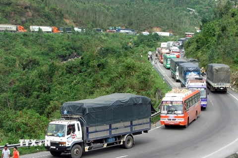 Khu vực đèo Cả thường ách tắc giao thông do xe ôtô, trong đó đa phần là xe tải bị tai nạn đổ xe khi qua đèo. Ảnh minh họa. (Ảnh: Ly Kha/TTXVN)