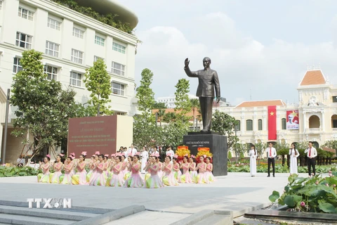 Tượng đài Chủ tịch Hồ Chí Minh trên đường Nguyễn Huệ, Thành phố Hồ Chí Minh. (Ảnh: Trí Dũng/TTXVN)