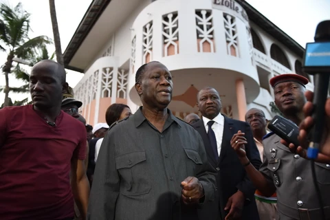 Tổng thống Alassane Ouattara (giữa) phía trướng khách sạn L'Etoile du Sud (Ngôi sao phương Nam) thuộc khu nghỉ dưỡng Grand-Bassam. (Nguồn: AFP)