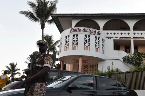 Binh sỹ Côte d'Ivoire đứng gác trước khách sạn L'Etoile du Sud thuộc khu nghỉ dưỡng Grand-Bassam ở phía Đông thủ đô Abidjan. (Nguồn: AFP)