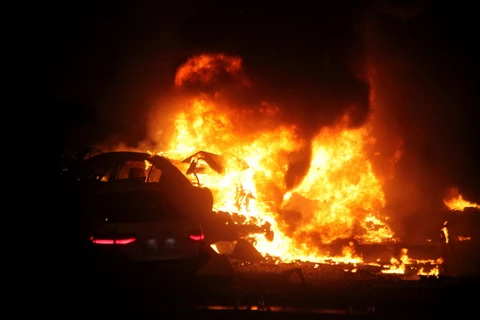 Một chiếc xe bị cháy sau vụ đánh bom ở quảng trường Kizilay thuộc trung tâm thủ đô Ankara. (Nguồn: AFP)