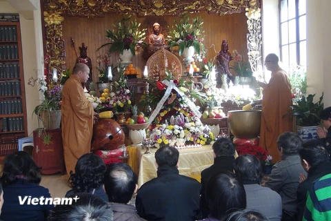 Quang cảnh buổi lễ cầu siêu ở Phật đường Khuông Việt. (Ảnh: Việt Sơn/Vietnam+)