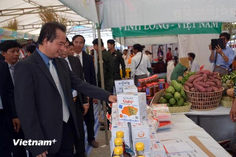 Quốc vụ khanh Bộ Thương mại Campuchia Chhuon Dara ( trái) thăm gian hàng của tỉnh Vĩnh Long trong buổi khai mạc Hội chợ ngày 15/9. (Ảnh: Xuân Khu/Vietnam+)