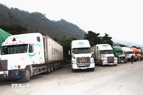 Hàng trăm xe container đang ùn tắc tại Cửa khẩu Quốc tế Thanh Thủy. (Ảnh: Minh Tâm/TTXVN)