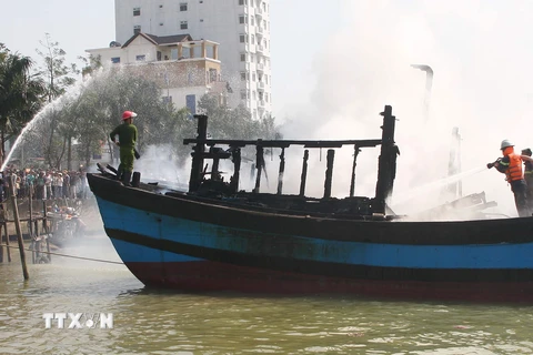 Thừa Thiên-Huế: Nổ ắc quy trên tàu cá, 8 ngư dân nhập viện