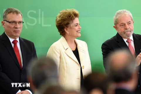 Tổng thống Dilma Rousseff (giữa), cựu Tổng thống Luiz Inacio Lula da Silva và tân Bộ trưởng Tư pháp Eugenio Aragão (trái) tại Brasilia. (Nguồn: AFP/TTXVN)