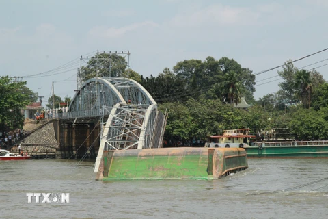 Cầu Ghềnh bắc qua sông Đồng Nai bị sà lan đâm sập 2 nhịp. (Ảnh: Sỹ Tuyên/TTXVN)