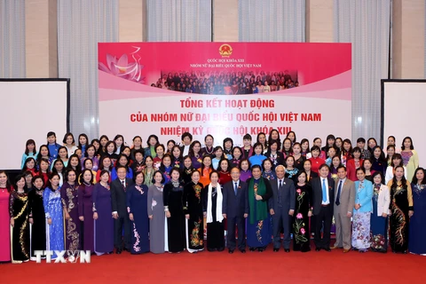 Chủ tịch Quốc hội Nguyễn Sinh Hùng với các đại biểu. (Ảnh: Nhan Sáng/TTXVN)
