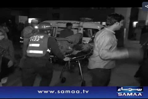 Lực lượng cứu hộ vận chuyển người bị thương khỏi hiện trường vụ nổ. (Nguồn: samaa.tv)