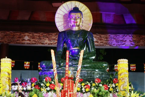 Tượng Phật ngọc hòa bình thế giới được cung nghinh, trưng bày tại chùa Phật Tích (Bắc Ninh), năm 2009. Ảnh minh họa. (Nguồn: TTXVN)