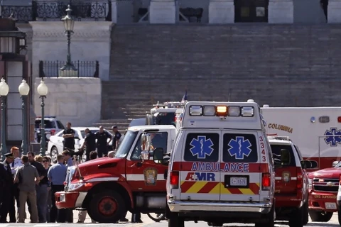 Cảnh sát Mỹ phong tỏa hiện trường vụ nổ súng ở Tòa nhà Quốc hội Mỹ. (Nguồn: AP)