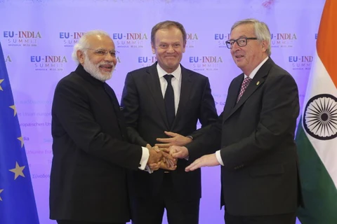 Thủ tướng Ấn Độ Narendra Modi bắt tay các lãnh đạo EU. (Nguồn: AFP)