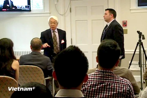 Tiến sỹ Tạ Văn Tài, Trường luật Harvard và chuyên gia cấp cao của Viện chính sách Trung Quốc, Harry J. Kazianis trong buổi thảo luận tại hội thảo. (Ảnh: Hữu Hoàng/Vietnam+)