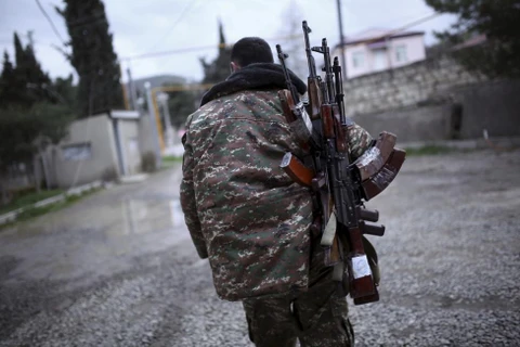Một binh sỹ của lực lượng tự vệ Nagorny-Karabakh mang súng ở tỉnh Martakert, ngày 4/4. (Nguồn: Reuters)