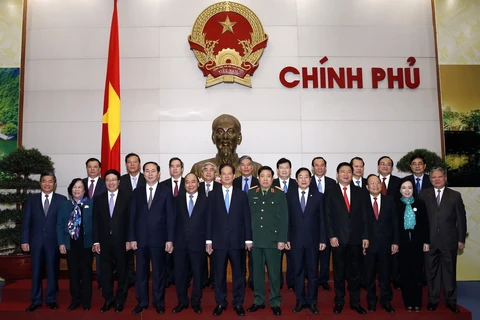Thủ tướng Nguyễn Tấn Dũng chụp ảnh chung với các thành viên Chính phủ tại phiên họp Chính phủ tháng 3. (Ảnh: Đức Tám/TTXVN)