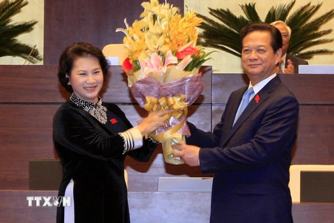 Chủ tịch Quốc hội Nguyễn Thị Kim Ngân tặng hoa Thủ tướng Nguyễn Tấn Dũng sau khi được Quốc hội thông qua Nghị quyết miễn nhiệm chức vụ Thủ tướng Chính phủ. (Ảnh: Thống Nhất/TTXVN)
