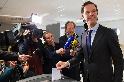 Thủ tướng Hà Lan Mark Rutte đi bỏ phiếu trưng cầu ý dân về phê chuẩn hiệp định liên kết EU-Ukraine. (Nguồn: Reuters)