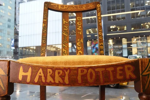 Chiếc ghế của nhà văn người Anh J.K. Rowling sử dụng được đem bán đấu giá. (Nguồn: AFP)
