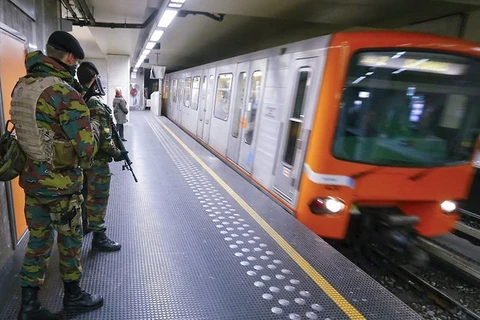 Binh sỹ Bỉ đứng gác ở một trạm tàu điện ngầm ở Brussels. (Nguồn: Reuters)
