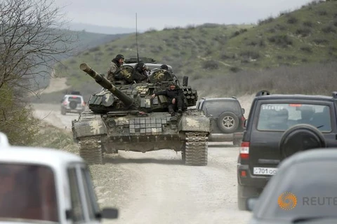 Xe tăng của lực lượng tự vệ Nagorny Karabakh trên một con đường gần làng Mataghis, ngày 6/4. (Nguồn: Reuters)