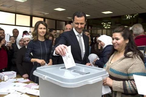 Tổng thống Syria Bashar al-Assad đi bỏ phiếu bầu cử quốc hội Syria hôm 13/4. (Nguồn: Reuters/SANA)