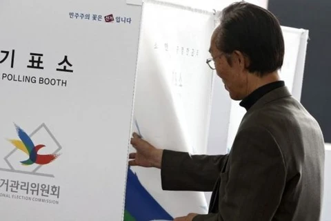 Cử tri Hàn Quốc đi bỏ phiếu bầu Quốc hội mới. (Nguồn: EPA)