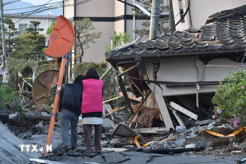 Một ngôi nhà bị sập trong trận động đất ở Mashiki,tỉnh Kumamoto ngày 16/4. (Nguồn: AFP/TTXVN)